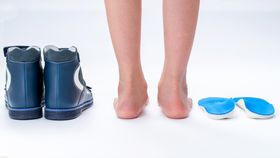 Can Natural Treatments and Custom Insoles Cure Pain From Flat Feet?