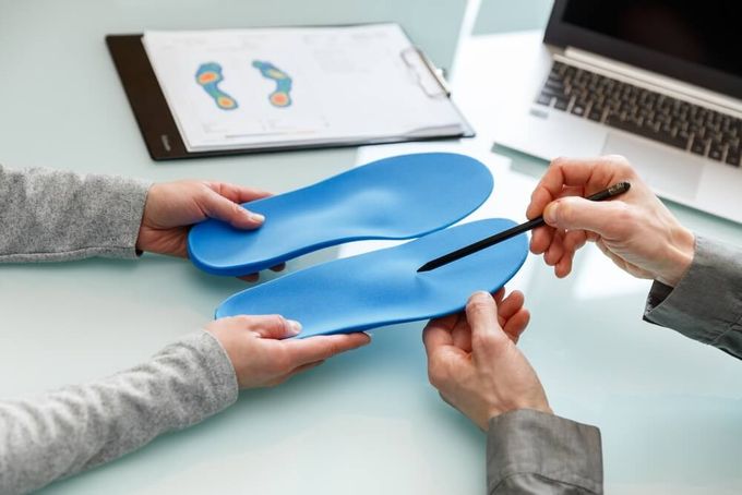 A healthcare professional advising on how insoles work.